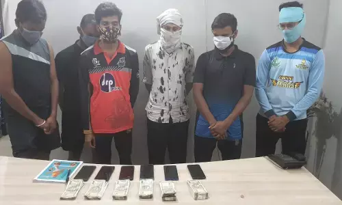 लॉकडाउन में सूनेपन का फायदा उठाकर गार्डन में खिला रहे थे IPL सट्टा, तभी पुलिस आ धमकी… 6 आरोपी गिरफ्तार, लाखों की सट्टा पट्टी सहित नगदी जब्त…