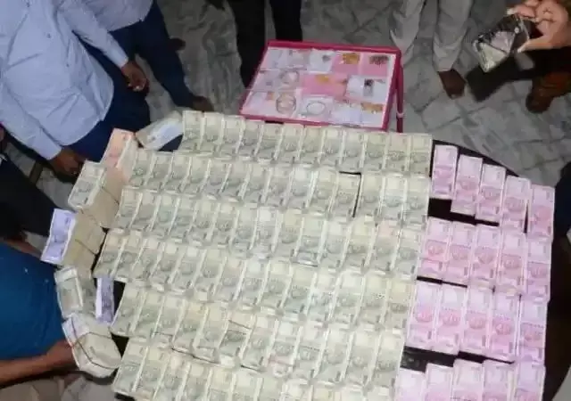 सरकारी शिक्षक निकला करोड़पति: हाई स्कूल के शिक्षक के घर छापे में मिले दो सोने की ईंटें और 1 करोड़ कैश, इतनी बड़ी रकम देख इनकम टैक्स के अफसर भी हैरान