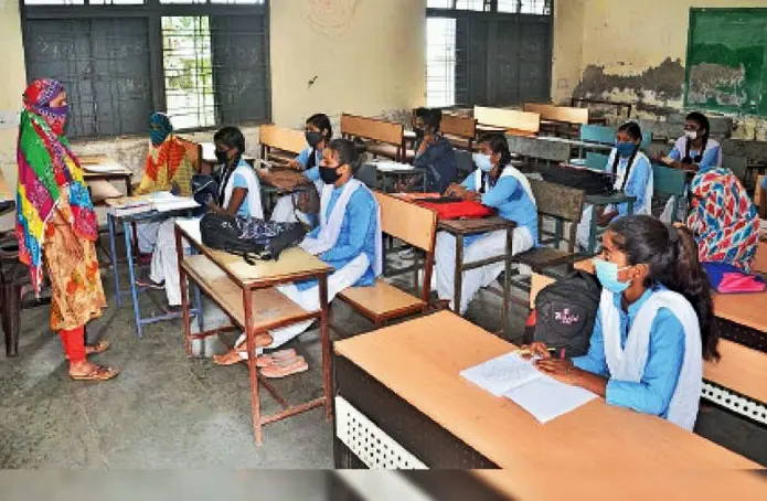 CG ब्रेकिंग : यहां स्कूल रहेगा अभी बंद…. कोरोना पॉजेटिविटी रेट तय से ज्यादा, इन विकासखंडों में स्कूलों को बंद रखने का आदेश… सिर्फ इन्ही कक्षाओं का होगा संचालन