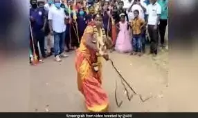 शादी के जोड़े में दुल्हन ने किया गज़ब का मार्शल आर्ट,देख लोग रह गए दंग…सोशल मीडिया पर खूब वायरल हो रहा है वीडियो