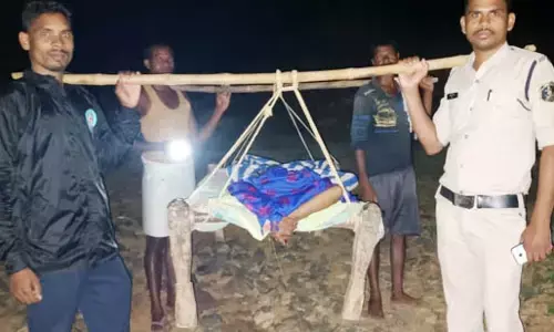 गर्भवती अनीता के लिए फरिश्ता बने डायल 112 के जवान…..अंधेरी रात में टार्च की रोशनी में 2 किलोमीटर पैदल चलकर पहुंचाया हॉस्पीटल… मानवता की मिसाल बने इन जवानों की हो रही खूब तारीफ