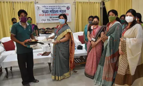 आजादी के अमृत महोत्सव के अवसर पर स्वतंत्रता दिवस की पूर्व संध्या पर श्रद्धा महिला मंडल ने रेनकोट वितरित किया