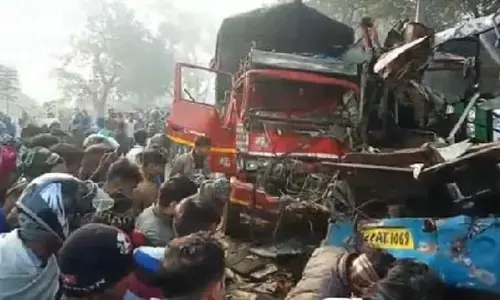 10 की मौत ब्रेकिंग: मिनी बस और ट्रक में टक्कर, 10 की मौत,10 घायल…..मचा हड़कंप,सीएम ने किया मुआवजे का ऐलान….