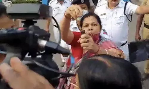 5 शिक्षिकाओं ने खाया जहर : मंत्रालय के बाहर प्रदर्शन कर रही 5 शिक्षिकाओं ने खाया जहर…. दो की हालत गंभीर… ट्रांसफर, नियमितिकरण सहित कई मांगों को लेकर प्रदर्शन