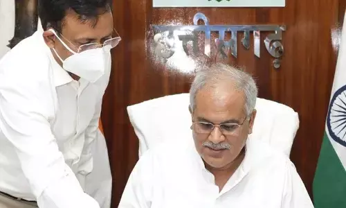 अमेजन पर मुख्यमंत्री भूपेश ने ‘वन शहद‘ किया ऑर्डर…. छत्तीसगढ़ के हर्बल उत्पाद खरीदनें वाले बने पहले ग्राहक… अब ऑनलाइन प्लेटफार्म पर शहद, आर्गेनिक बस्तर काजू, चिरौंजी, महुआ लड्डू जैसे अनेक उत्पाद भी