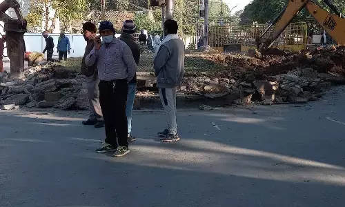 बजरंग,तैयबा और ईदगाह चौक के आइलैंड को हटाया गया….यातायात को सुगम बनाने निगम का अभियान जारी