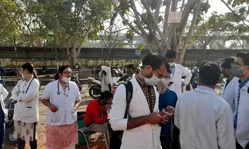 आंबेडकर अस्पताल में डाक्टरों की हड़ताल ….. जेल प्रहरी की मारपीट से आक्रोशित डाक्टर स्ट्राइक पर गये…. कल से इमरजेंसी सेवा भी ठप करने की दी चेतावनी, स्वास्थ्य मंत्री ने जांच के आदेश दिये