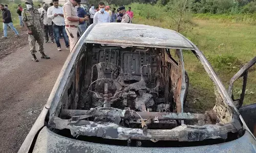 VIDEO-युवक की जिंदा जलकर मौतः व्यापारी की कार में लगी भीषण आग, दर्दनाक हादसे में कार सवार की जलकर मौत… पुलिस जांच में जुटी…