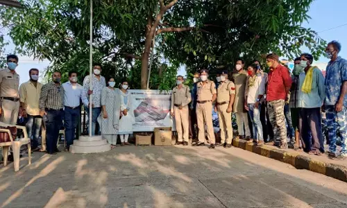 MRTI ग्रुप ने रेलवे स्टेशन में जीआरपी और आरपीएफ के जवानों को बांटा मास्क, सेनेटाइजर और दस्ताने