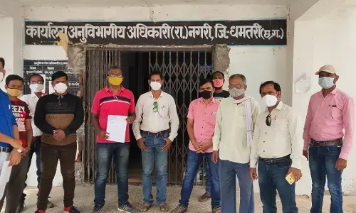 शिक्षकों के खिलाफ CMO  ने सोशल मीडिया में की अमर्यादित टिप्पणी… शिक्षकों ने की कार्रवाई की मांग