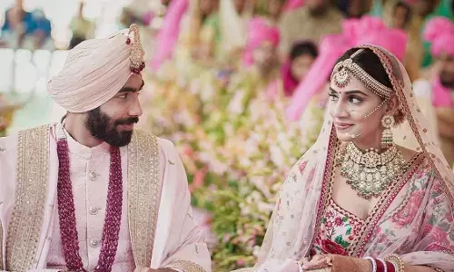 जसप्रीत बुमराह की शादी की तस्वीरें आयी सामने……टीवी एंकर संजना के साथ लिये हैं तेज गेंदबाज ने सात फेरे….शादी की तस्वीरें देखिये