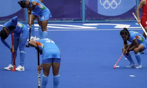 भारत की बेटियां इतिहास बनाने से चुकी…… कांस्य पदक नहीं मिल पाया भारत को….. हार के बाद मैदान पर ही फुट फुटकर रोने लगी खिलाडी