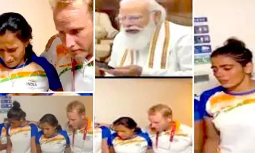 VIDEO : PM मोदी के सामने रोने लगी खिलाड़ियां: रोते हॉकी प्लेयर्स को प्रधानमंत्री ने कराया चुप, बोले- “रोना बंद कीजिए, आप पर देश को गर्व”…सुनकर कप्तान, कोच, खिलाड़ी और भी रोने लगे