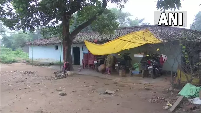 गरीबी से जूझ रही ओलंपिक में खेलने वाली देश की ये बेटी…..हॉकी प्लेयर के जर्जर घर की तस्वीरें देख पसीसा फैंस का दिल… टीवी तक नहीं, सरकार ने भेजा, तब देख पाया परिवार मैच