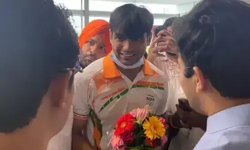 VIDEO:  नीरज चोपड़ा की एक झलक पाने के लिए उमड़े फैन्स…खिलाड़ियों को देख खुशी से नाचते दिखे लोग, सेल्फी लेने की मची होड़