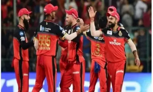 IPL 2021: विराट कोहली के 2 नए दोस्त ने दूसरा फेज शुरू होने से पहले RCB फैन्स को दिया खास संदेश, देखें-VIDEO