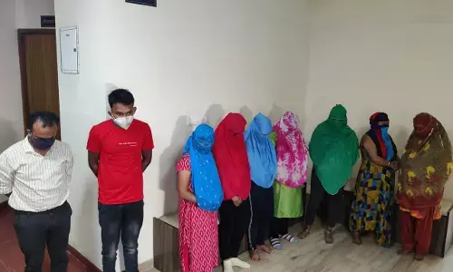 काॅलगर्ल की मौतः SEX रैकेट में शामिल युवती पुलिस को देख दो मंजिला इमारत से कूदी… रेड़ मारने पहुंची पुलिस ने अस्पताल में कराया भर्ती, हुई मौत