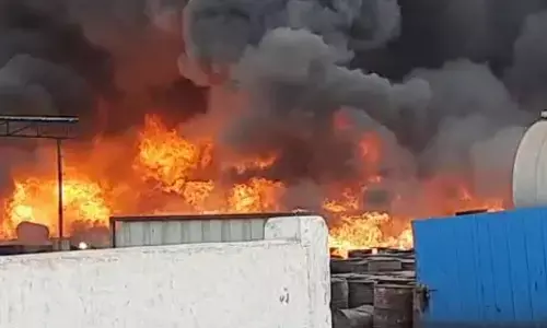 वीडियो: कैमिकल फैक्ट्री में लगी भीषण आगः दमकल की तीन से चार गाड़िया मौके पर….आग पर काबू पाने का काम जारी