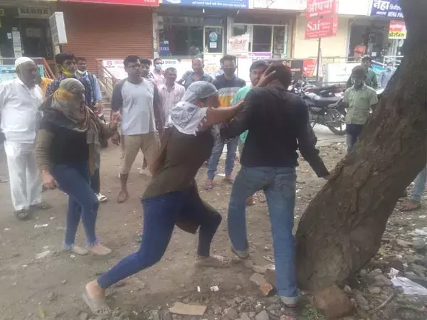 बहन को छेड़ा तो छोटी बहन ने मनचलों को बाल पकड़कर घसीटा, फिर जड़े दनादन थप्पड़… वीडियो हुआ वायरल….