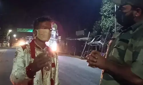 VIDEO: कोरोना सख़्ती के फेर में बाराती तो दूर परिजनों को छोड़ अकेले बाईक पर रवाना हो लिया दुल्हा..पुलिस को बोला – “पाँच के अनुमति हे कि दस के.. ये फेर में शादी बिगड़ जाही.. मैं जात हों अकेले बिहाव करे ल..”