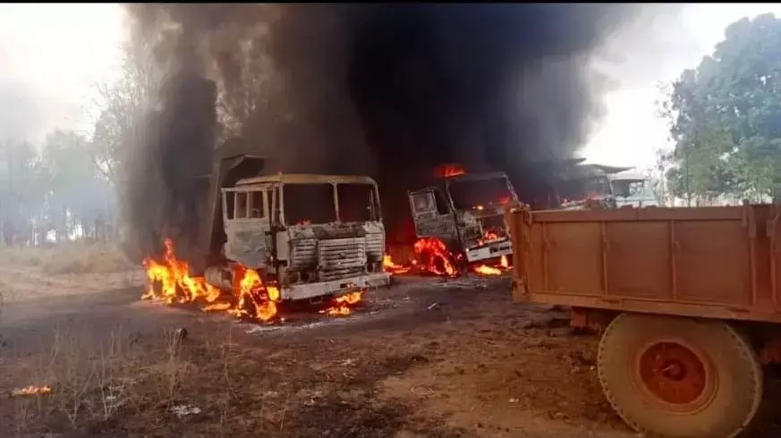 माओवादियों का बस्तर में तांडव, सड़क निर्माण में लगे 17 वाहनों को किया आग के हवाले, ठेकेदार और मजदूरों को दी चेतावनी