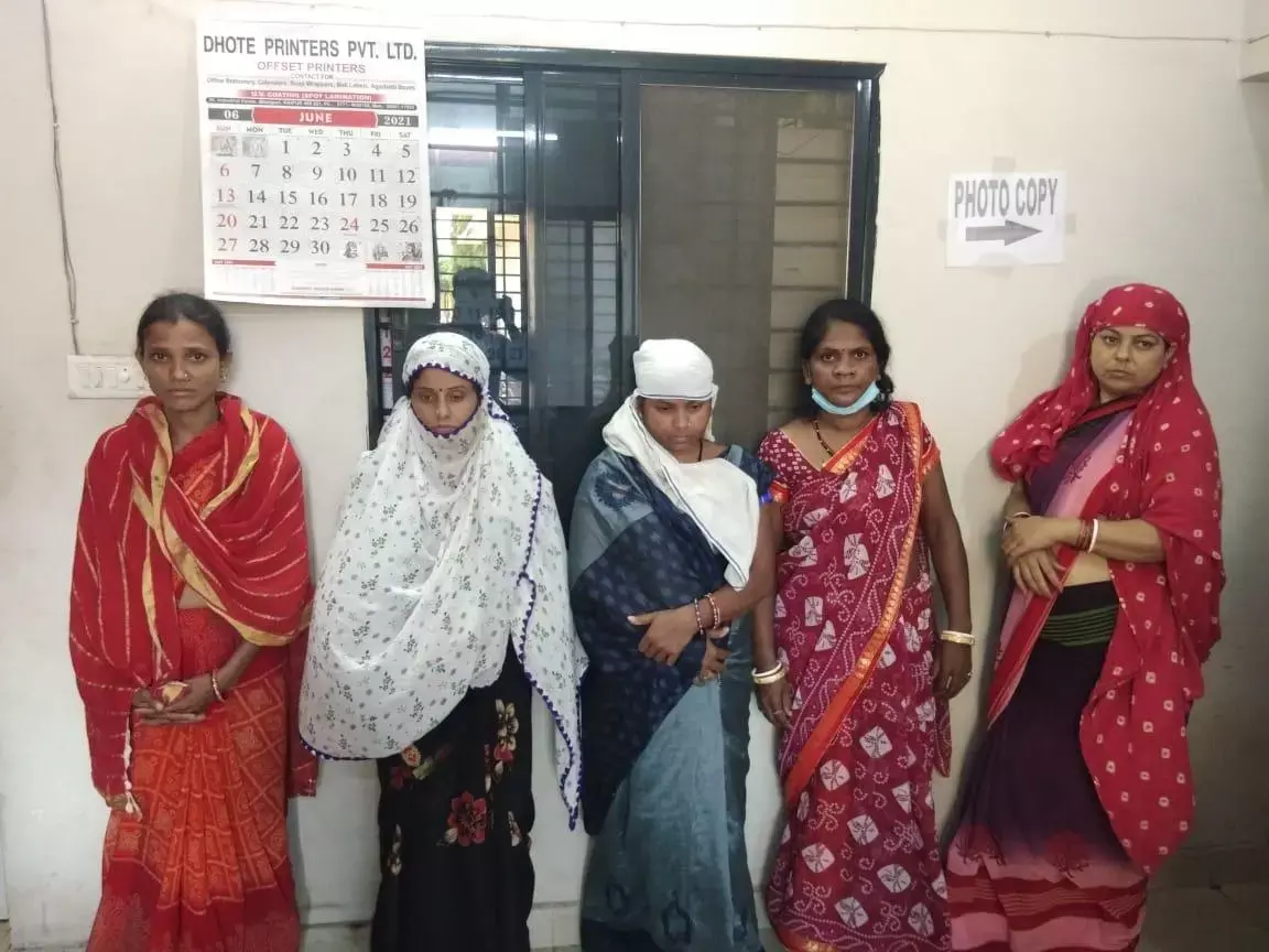 राजधानी में सस्ते सोना के नाम पर 52 लाख की ठगीः 5 महिलाओं के गैंग ने सस्ते दर पर सोना देने के नाम पर गृहणियों से ऐंठ लिया 52 लाख से अधिक राशि, पांचों गिरफ्तार