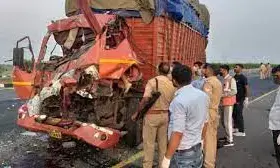 बड़ा हादसा 5 की मौत :  एक्सप्रेसवे पर खड़ी बस में ट्रक ने मारी जोरदार टक्कर, 5 लोगों की मौत…तीन घायल…