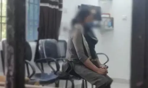 वीडियो: हवसी लेडी टीचर की करतूत ने ले ली छात्र की जान…… पहले प्यार के जाल में फंसाया, फिर यौन शोषण से मन भर गया, तो काट डाला उसका प्राइवेट पार्ट…..5 दिन बाद एक मैसेज ने खोला स्टूडेंट का राज….उधर टीचर गिरफ्तार