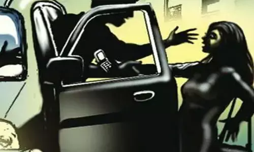 बाइक रोक महिला को कार में जबरन बैठाया… फिर पति के सामने ही किया सामूहिक बलात्कार