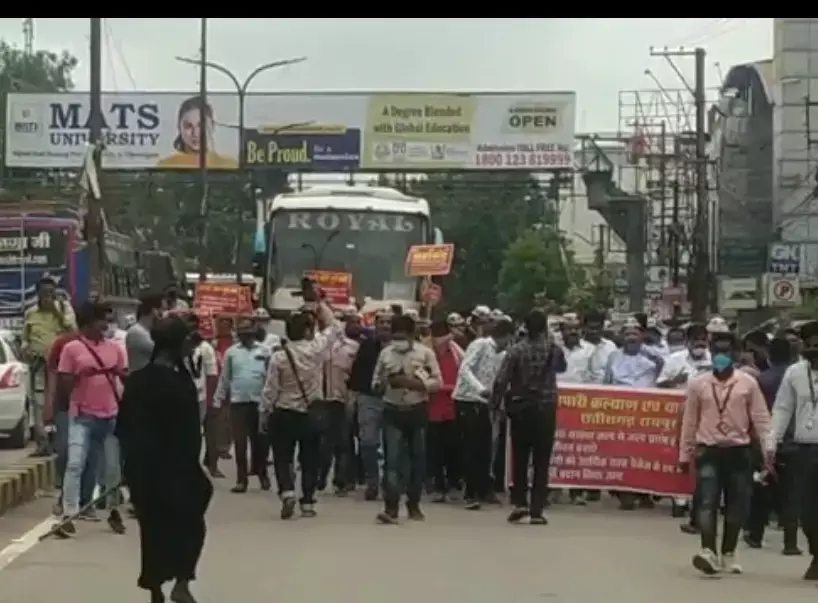 वीडियो-राजधानी में बस संचालको की रैली: 13 जुलाई से पूरे प्रदेश में बसें रहेंगी बंद, किराया न बढ़ाने पर बस संचालक लेंगे खारून नदी में जल समाधि…