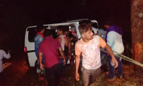 CG: रोड एक्सीडेंट में 5 की मौत: तेज़ रफ़्तार कार पेड़ से टकराई, 5 की मौत, 6 की हालत गंभीर……दशगात्र के कार्यक्रम से लौट रहे थे सभी….सभी मृतक एक ही परिवार के