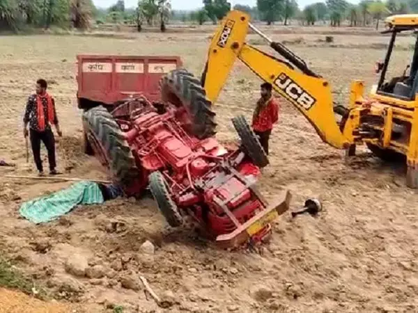 शादी से लौट रहे तीन लोगों की मौतः 25 लोगों से भरी ट्रेक्टर पलटी, तीन की मौत..एक का शव रात भर फसा रहा ट्रेक्टर के नीचे…