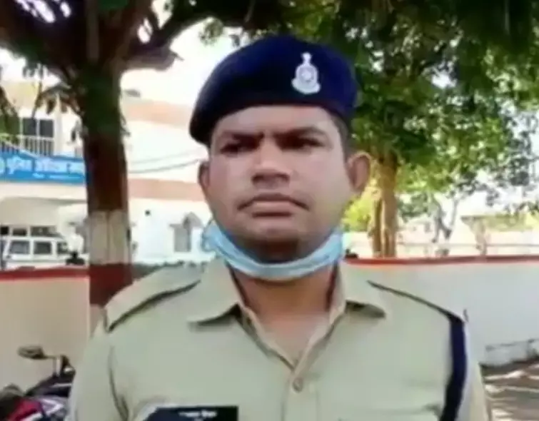 कांस्टेबल ने एक दिन का वेतन CM रिलीफ फंड में देने से मना किया किया तो SP ने नक्सल क्षेत्र में ट्रांसफर कर तत्काल रवानगी का आदेश थमा दिया
