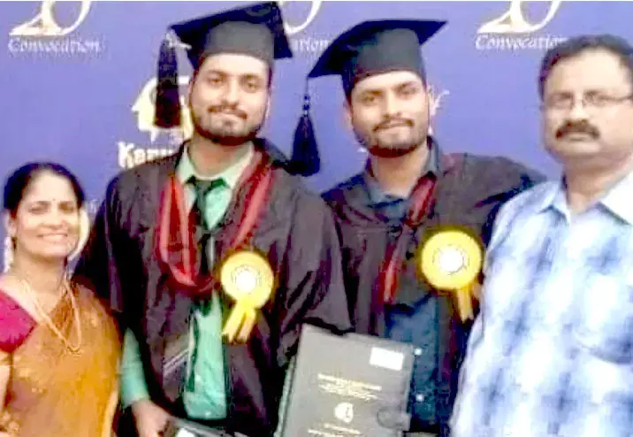 कोरोना से जुड़वां भाईयों की मौत : जन्मदिन के 10वें दिन कोरोना ने छीन ली जुड़वां भाइयों की जिंदगी…..एक ही दिन पॉजेटिव हुए, एक ही दिन आक्सीजन डाउन और फिर वेंटिलेटर भी साथ ही….