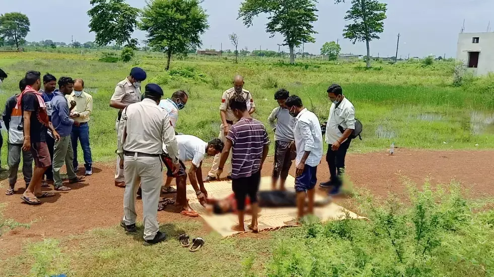 शराब भट्टी के पास मर्डरः पहले शराब पिलाई फिर चाकू से गोदकर उतारा मौत के घाट…आरोपी फरार