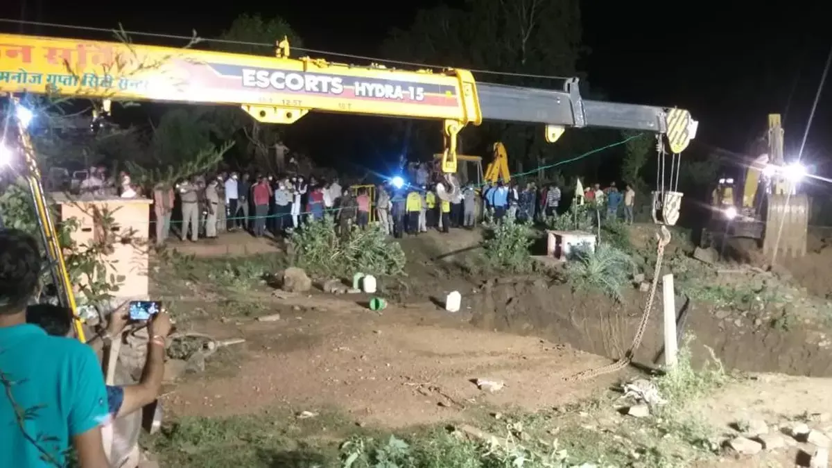 11 की मौत : कुआं हादसे में 11 लोगों की हुई मौत …. बच्चे को बचाने के चक्कर में 30 लोग कुएं में डूबे…. 26 घंटे रेस्क्यू के बाद निकला शव