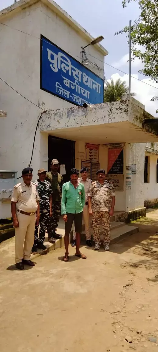 कुल्हाड़ी से पिता की हत्या: बड़े भाई को मोटरसाइकिल ख़रीद कर देने से नाराज़ छोटे भाई ने पिता को मार डाला.. गिरफ़्तार