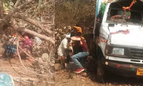 5 बाराती की मौत : शादी के लौट रही बाराती गाड़ी दुर्घटनाग्रस्त…. 5 बाराती की मौत, 30 से ज्यादा लोग हुए गंभीर रूप से जख्मी…..वक्त पर नहीं पहुंची एंबुलेंस