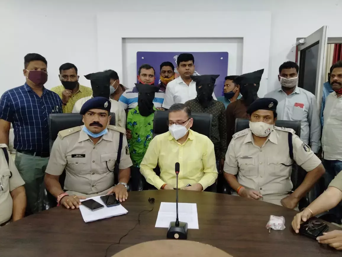 खुड़मुड़ा मर्डर : भाई की गर्दन तोड़ी, तो बाप को रॉड से मारा… भाभी को जमीन पर पटका, तो मां को….. वारदात का तरीका बेहतर खौफनाक था जमीन के लिए जल्लाद बने बेटे का…. 88 दिन बाद पुलिस ने उठाया मर्डर मिस्ट्री से परदा