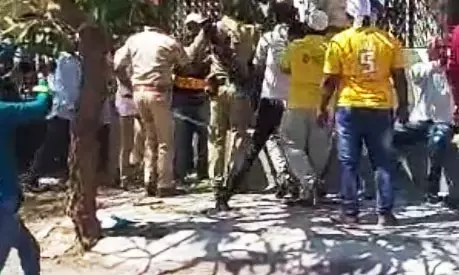 4 की मौत : CISF जवानों की फायरिंग में 4 लोगों की हुई मौत…..चुनाव आयोग ने रिपोर्ट की तलब…. मतदान के दौरान हुआ बवाल, CISF पर ग्रामीणों ने किया हमला