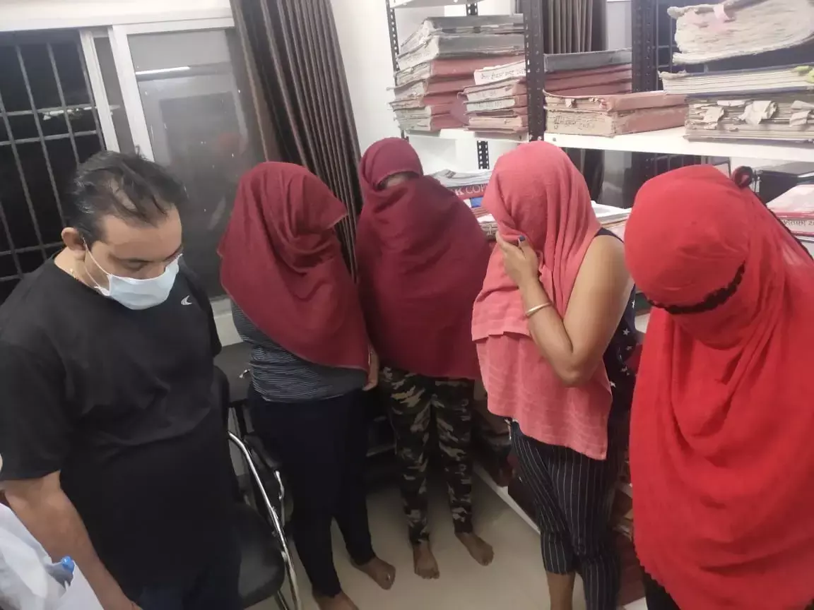 सेक्स रैकेट का खुलासा PHOTO: स्पा सेंटर की आड़ में चल रहा था देहव्यापार, मोटी रकम देकर कोलकाता से बुलाई जाती थी लड़कियां… 3 लड़कियां, एक ग्राहक सहित स्पा संचालिका गिरफ्तार…