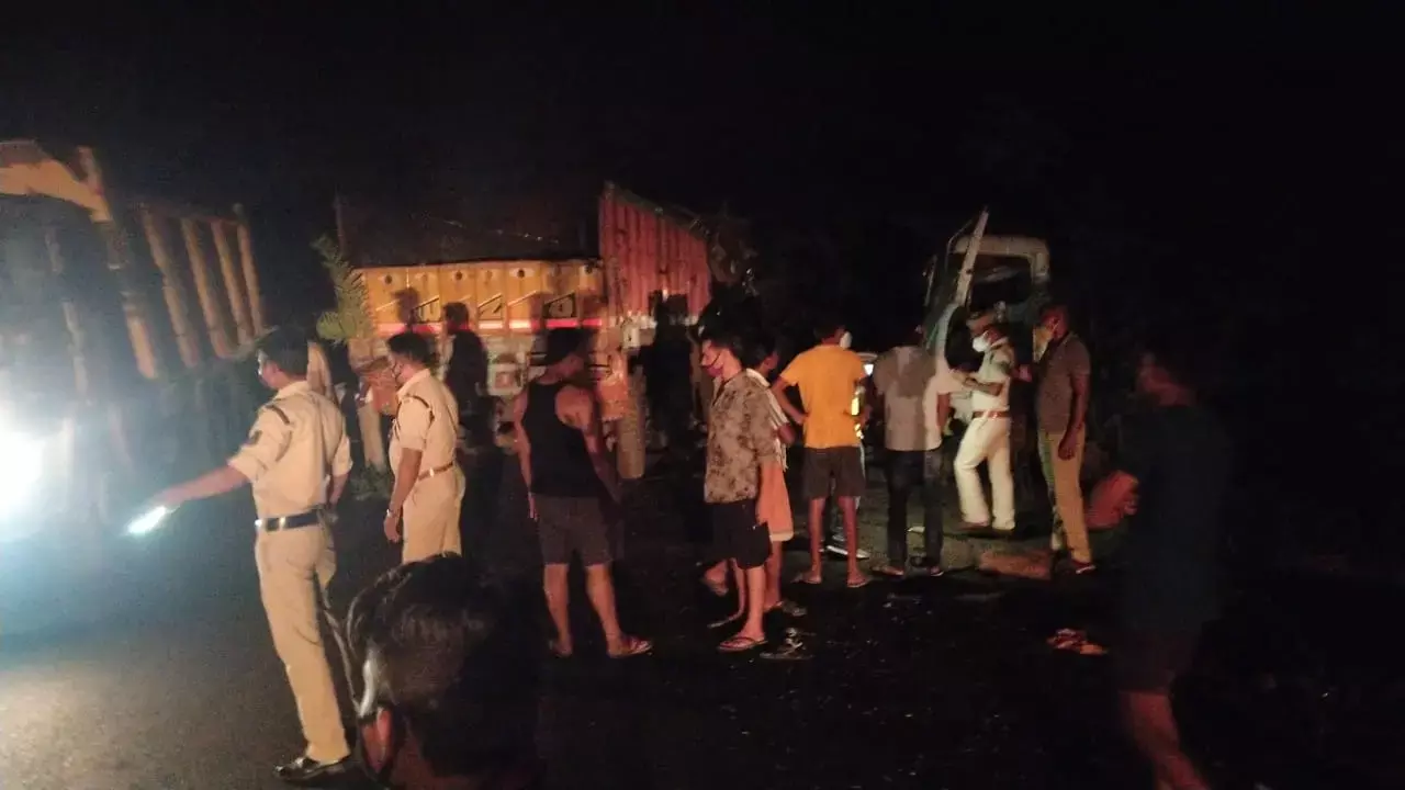 सड़क हादसे में दो की मौतः ट्रक और हाइवा की जोरदार भिड़ंत, दोनों वाहन के उड़े परखच्चें… ड्रायवरों की दर्दनाक मौत….