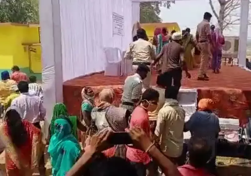 VIDEO:चिरगा में जनसुनवाई के दौरान विरोध में जुटे ग्रामीणों का पुरज़ोर हंगामा.. महज़ तीन घंटे में जनसुनवाई समेटने पर भड़के ग्रामीण.. आक्रोश देख भागे अधिकारी