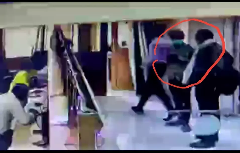दुर्ग में लूट का VIDEO आया सामने… कोरोना से डरते दिखे लुटेरे… पहले किया हाथ सेनेटाईज, फिर कट्टा निकालकर कर्मचारियों को डराया… गोल्ड से भरे लॉकर को लुटने की थी तैयारी