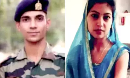 दर्दनाक: आर्मी जवान की आत्महत्या के बाद पत्नी ने भी दी जान …….जवान के पार्थिव शरीर को देखने पहुंची पत्नी को ससुराल वालों ने बेइज्जत कर भगाया…..”बेटे को खा गयी ये लड़की”…पति के शव के सामने धक्के मारकर ससुराल से निकाला, तो पत्नी ने मायके आकर लगा ली फांसी