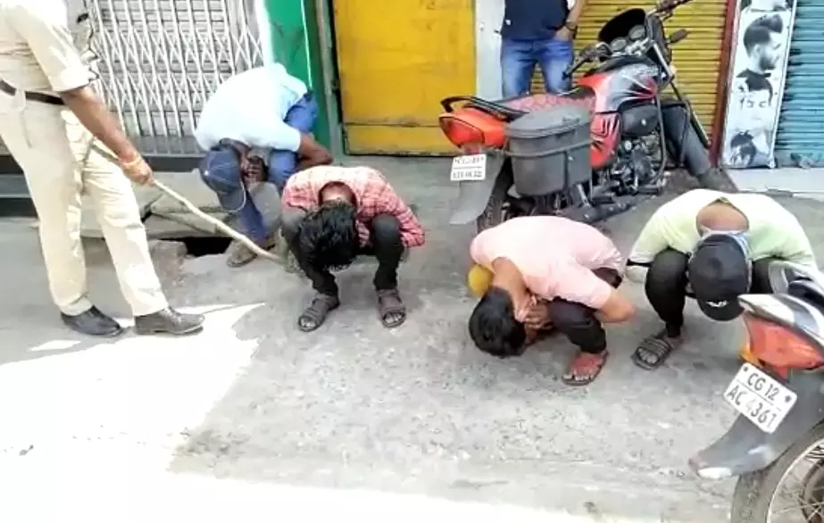 VIDEO: लॉकडाउन में तफरी कर रहे लोगों को बीच सड़क पर बनाया मुर्गा……मौत और मरीज के आंकड़ों ने मचा रखा है कोहराम, लेकिन लोग हैं कि मानने को तैयार नहीं….अब बेपरवाहों की पुलिस ले रही है खबर