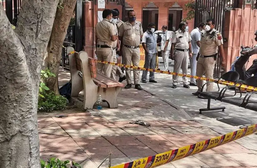 सुप्रीम कोर्ट के गेट पर एक महिला और पुरुष ने की आत्महत्या की कोशिश, लगाई खुद को आग……मचा हड़कंप