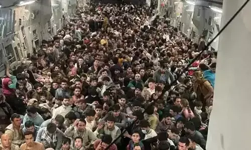 मुंबई लोकल की तरह अमेरिकी विमान में भरे अफगानी….गेट खुला और घुस गए 800 अफगानी नागरिक…