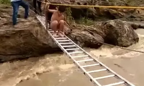 नदी के तेज बहाव के बीच नहाने गये 4 बच्चे फंसे… पुलिस ने दो घंटे तक रेस्क्यू कर सभी को सकुशल निकाला, लोगों ने की पुलिस की प्रशंसा