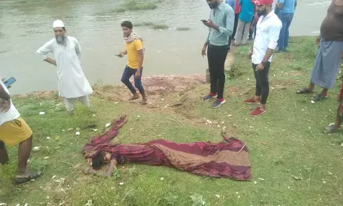 CG बड़ा हादसा : 3 की मौत …. पत्नी व बच्ची के साथ एक अधेड़ उफनते एनीकट में बहा…. पत्नी का शव मिला, दो के शव की तलाश जारी….